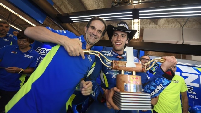 Davide Brivio (kiri) dan Alex Rins usai kemenangan di GP Amerika Serikat 2019. Foto: Dok. Suzuki MotoGP