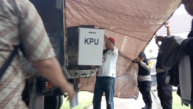 Proses pergeseran logistik Pemilu dari PPS ke PPK Kecamatan. (Foto: Joko Hardyono)