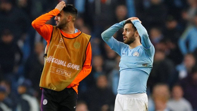 Bernardo Silva dan Riyad Mahrez meratapi kegagalan Manchester City di Liga Champions. Foto: Phil Noble/Reuters