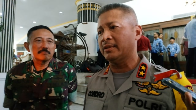 Irjen Pol Condro Kirono (kanan) usai pertemuan Forkompimda di Rumah Dinas Gubernur  Jawa Tengah, Kamis (18/4). Foto: Afiati Tsalitsati/kumparan