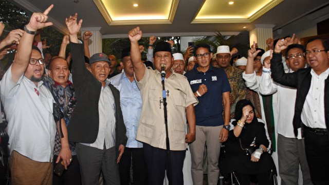 Capres nomor urut 02 Prabowo Subianto bersama Cawapres Sandiaga Uno mengangkat tangan saat mendeklarasikan kemenangannya. Foto: Antara/Indrianto Eko Suwarso