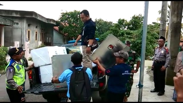 Kepolisian mengawal distribusi hasil pemungutan suara pemilu 2019 dari masing-masing TPS menuju ke PPK kecamatan.  (Foto: Yunar Rahmawan)