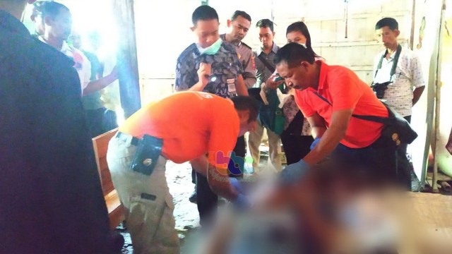 Petugas saat lakukan identifikasi jenazah Jasmin (40) warga Dukuh Banyu Urip Desa Nglandeyan Kecamatan Kedungtuban Blora yang tewas Kamis (18/04/2019) pagi