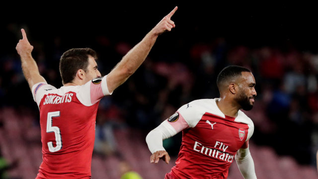 Dua pemain Arsenal saat menghadapi Napoli. Foto: REUTERS/Ciro De Luca