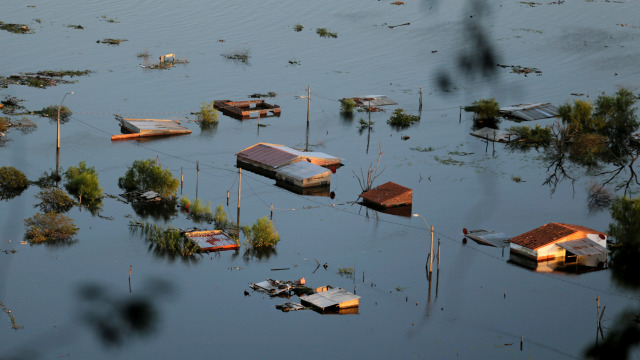 Gambar udara kondisi rumah yang terendam banjir di Asuncion, Paraguay. Foto: REUTERS/Jorge Adorno