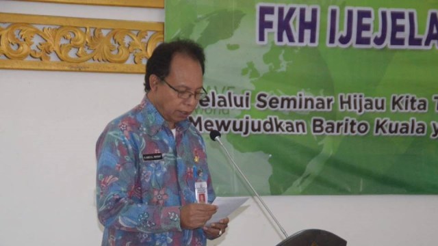 Sekdakab Barito Kuala Abdul Manaf ketika membuka Seminar Hijau yang diinisiasi Forum Komunitas Hijau (FKH) Ijejela Bahalap, Kamis (18/4). Foto: Humpro Batola