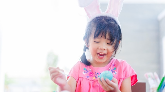 Ilustrasi anak sedang menghias telur paskah Foto: Shutter Stock