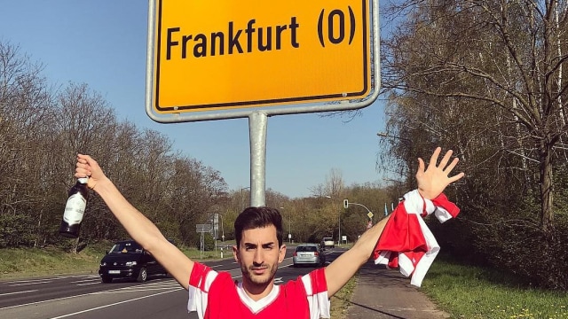 Suporter Benfica, Alvaro Oliveira, tiba di kota Frankfurt yang salah. Foto: Instagram/@alvaroslb1994