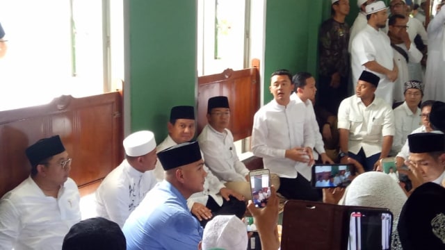 Capres 02 Prabowo Subianto berdoa usai ibadah salat Jumat di Masjid Al-Azhar, Jakarta Selatan. Foto: Maulana Ramadhan/kumparan