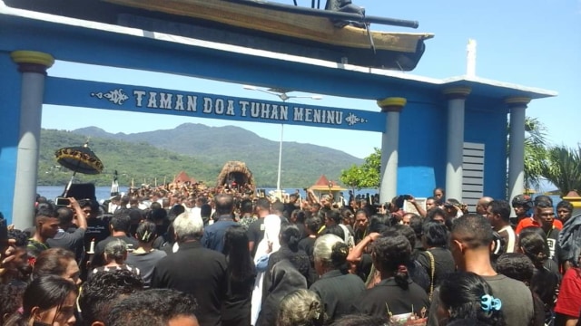 Para peziarah mengantar Patung Tuan Meninu (Patung Bayi Yesus) dalam prosesi laut di Kota Larantuka, Kabupaten Flores Timur pada Jumat (19/4) siang. Sumber foto : Istimewa.