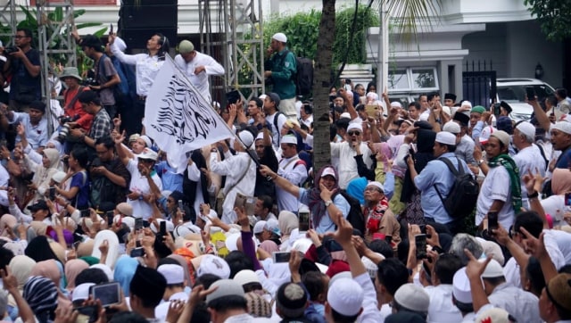 Suasana acara sujud syukur kemenangan di depan kediaman Prabowo di Jalan Kertanegara, Jakarta Selatan. Foto: Nugroho Sejati/kumparan