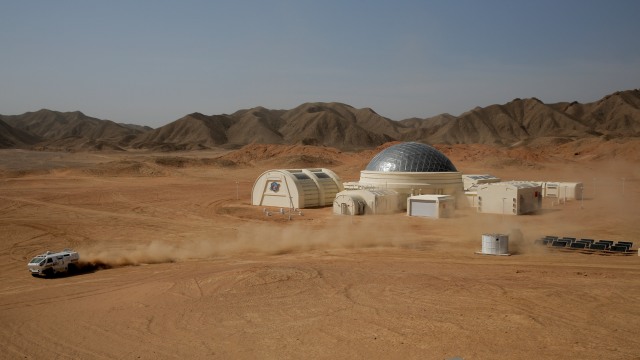 Foto: Bermain di 'Planet Mars' Buatan China (8891)
