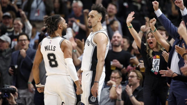 Guard San Antonio Spurs, Derrick White, tampil gemilang melawan Nuggets di gim ketiga playoff NBA. Foto: Soobum Im-USA TODAY Sports via Reuters