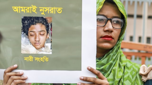 Wanita Bangladesh membawa foto Nusrat Jahan Rafi saat demo di Dhaka Foto: AFP/SAZZAD HOSSAIN
