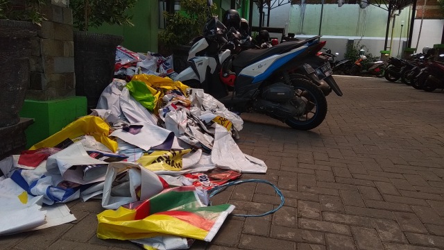 Sampah berupa banner para politisi berserakan di kantor Kecamatan Klojen, Kota Malang.
