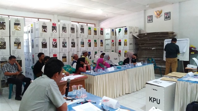 Suasana rapat pleno terbuka rekapitulasi perolehan suara Pemilu 2019 di tingkat Kecamatan Kuta Alam, Kota Banda Aceh, Jumat (19/4). Foto: Husaini/acehkini