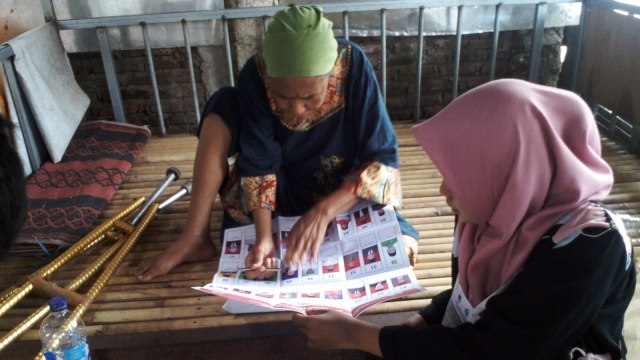 Proses memilih pemilih yang sakit. Foto: Syatriadin Yosan/Info Dompu