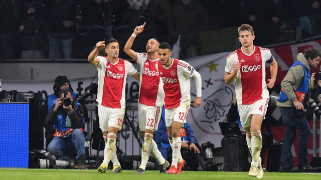 Para pemain Ajax Amsterdam merayakan gol ke gawang Real Madrid. Foto: Emmanuel Dunand/AFP.