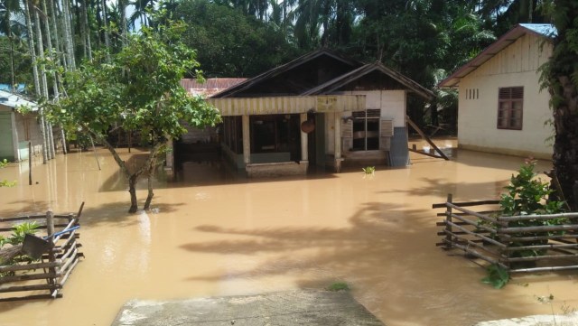 Rumah warga di Kecamatan Panga, Kabupaten Aceh Jaya, Aceh, terencam banjir, Jumat (19/4). Foto: Dok. BPBA