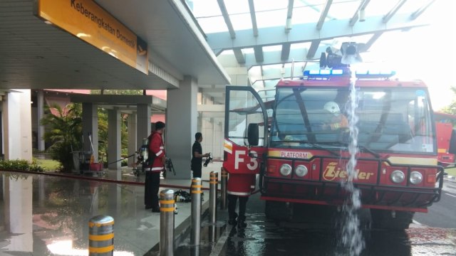Damkar diturunkan memadamkan api di Bandara Ngurah Rai. Foto: kumparan