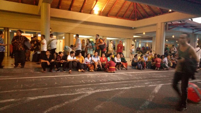 Sejumlah penumpang setelah kebakaran terjadi di Bandara Ngurah Rai Bali. Foto: kumparan/Denita BR Matondang