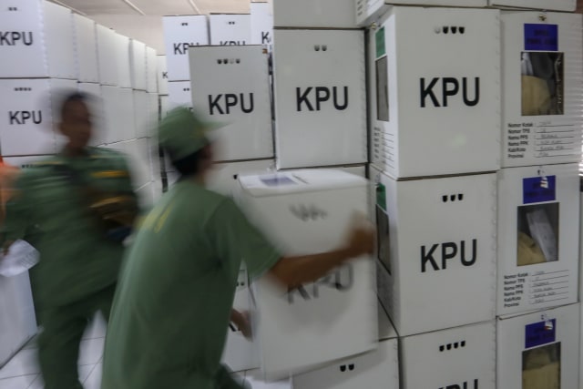 Kotak suara Pemilu 2019 di Kantor Camat Kuta Alam, Kota Banda Aceh. Mulai hari ini, PPK Kuta Alam menggelar rapat terbuka rekapitulasi perolehan suara di kantor camat setempat. Foto: Suparta/acehkini