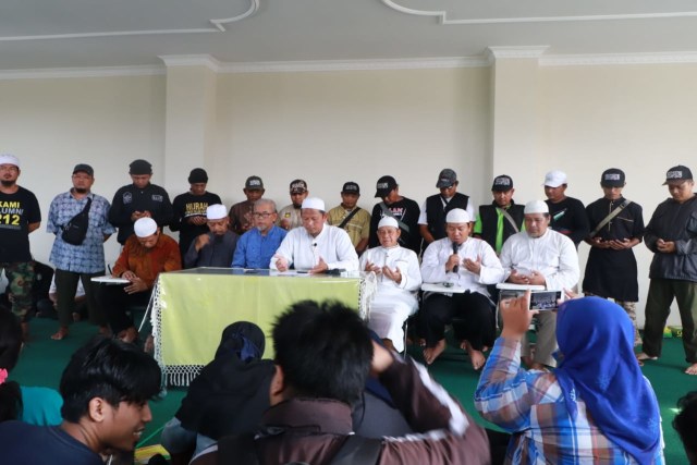 Sejumlah pengurus Dewan Syariah Kota Surakarta (DSKS) tengah melakukan konferensi pers pada Jumat (19/4/2019). (Fernando Fitusia)