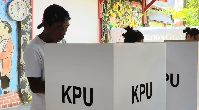 Pemungutan suara di TPS 6, Kelurahah Ahusen, Kecamatan Sirimau, Ambon, Rabu (17/4). (Foto: Ambonnesia.com)