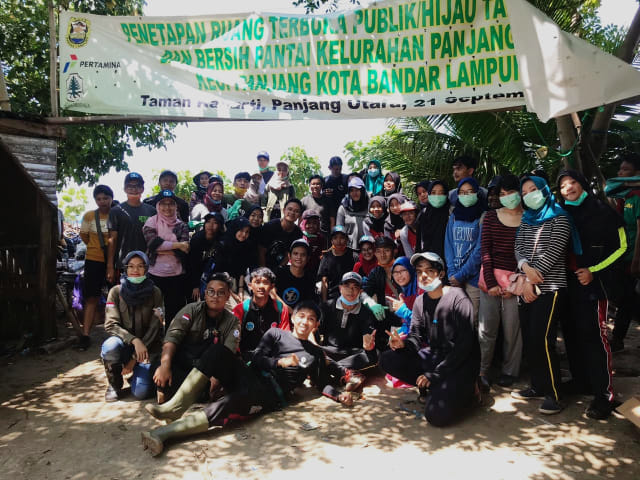 Lampung Sweeping Community saat membersihkan sampah di Pantai Kampung Baru Tiga (Kabarti), Panjang Utara | Foto : Dok. LSC