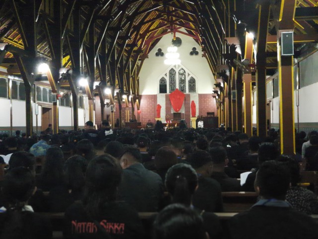 Ribuan Umat Katolik Keuskupan Maumere menghadiri prosesi Logu Senhor di Gereja Santo Ignatius Loyola, Desa Sikka, Kecamatan Lela, Kabupaten Sikka pada Jumat (19/4). Foto oleh : Mario WP Sina,florespedia/kumparan.com