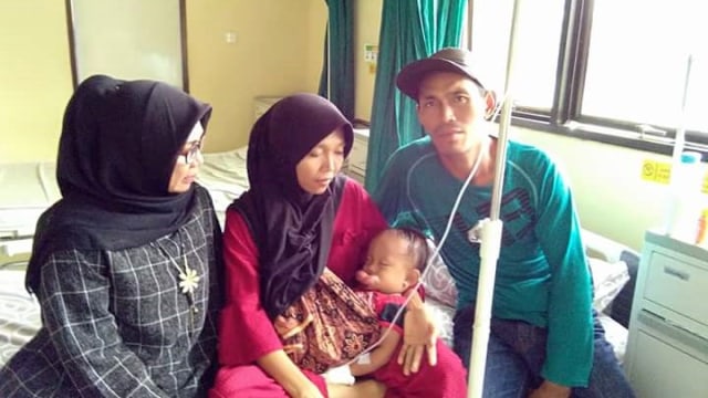 Chaira, bocah penderita kanker stadium 4 bersama orang tuanya. Foto: dok: Zairin