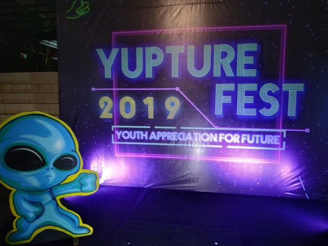 Backdrop panggung event Yupture Fest 2019 yang diadakan di gedung Graha Bintang, Universitas Malahayati Bandar Lampung | Foto : Kiki Novilia/Lampung Geh
