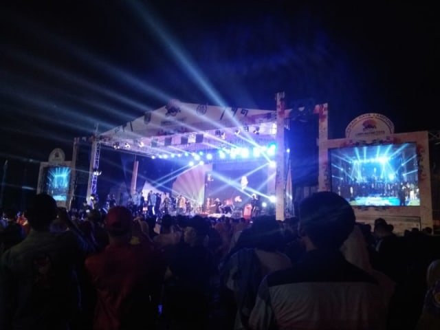 Suasana panggung utama pembukaan Lampung Fair di Lapangan PKOR Way Halim, Jumat malam (19/4) | Foto : Obbie Fernando/Lampung Geh