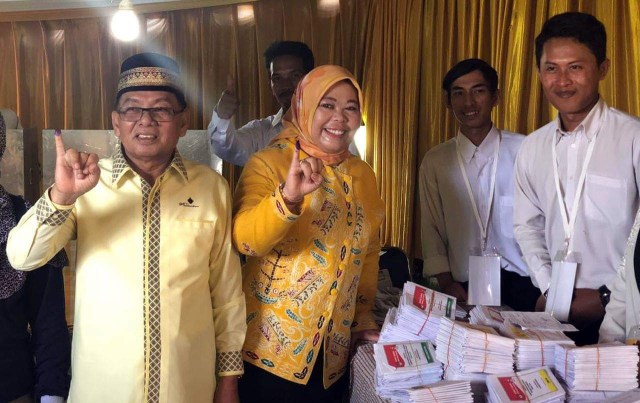Ketua DPD Partai Golkar Kalteng H. M Ruslan AS bersama istri Bupati Kobar Hj Nurhidayah usai mencoblos. (Foto: Joko Hardyono)₩
