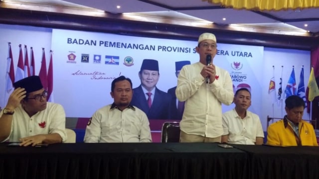 Ketua BPD Prabowo-Sandi Sumatera Utara Gus Irawan Pasaribu saat memberikan keterangan kepada wartawan Foto: Rahmat Utomo/kumparan