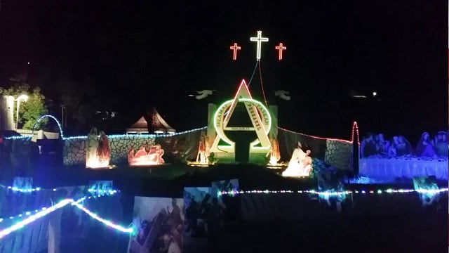 Taman Paskah yang dibuat oleh jemaat gereja di Kota Manado untuk menyambut kebangkitan Yesus Kristus