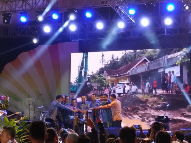 Penekanan tombol menandai dibukanya Lampung Fair 2019 oleh sejumlah pejabat yang hadir, Jumat malam (19/4) | Foto : Kiki Novilia/Lampung Geh