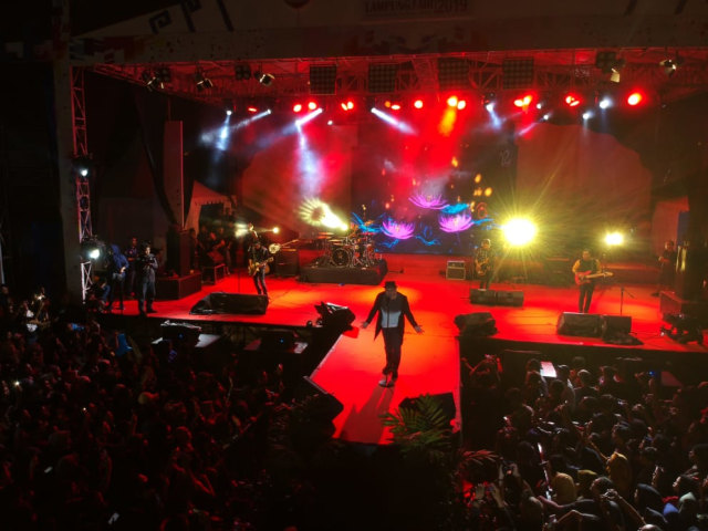 Suasana group band Padi Reborn menghibur pengunjung pembukaan Lampung Fair 2019, Jumat malam (19/4) | Foto : Kiki Novilia/Lampung Geh