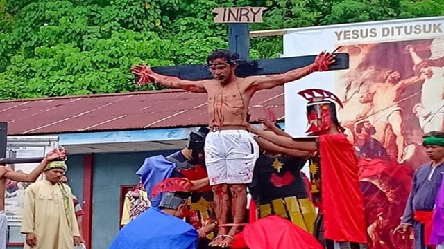 Warga Binaan Lapas Manado menjadi aktor pemeran dalam prosesi jalan salib Jumat (19/4) (foto: istimewa)
