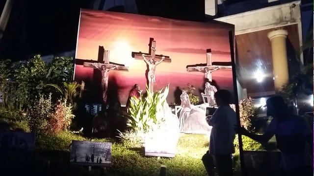 Taman Paskah yang dibuat oleh jemaat gereja-gerja di Kota Manado. Selain merupakan napak tilas perjalanan Yesus menebus dosa, taman paskah juga dijadikan lomba antar gereja