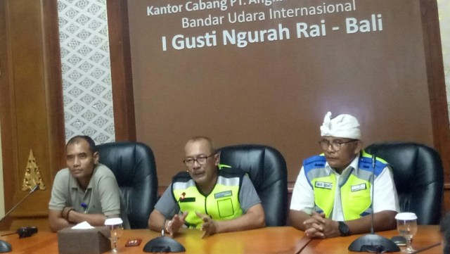 Pihak PAP saat memebrikan penjelasan mengenai kondisi Bandara Ngurah Rai, Jum'at (18/4) malam - kanalbali/LSU