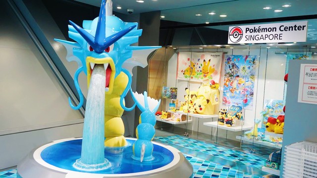 Area Video Game di Pokemon Center Singapore, menampilkan patung Gyarados. Foto: Mela Nurhidayati/kumparan