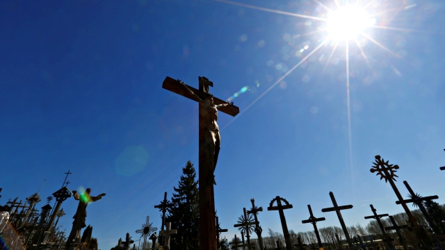 Sejumlah patung salib dan Yesus di Bukit Salib, di Siauliai, Lithuania. Foto: Reuters/Ints Kalnins