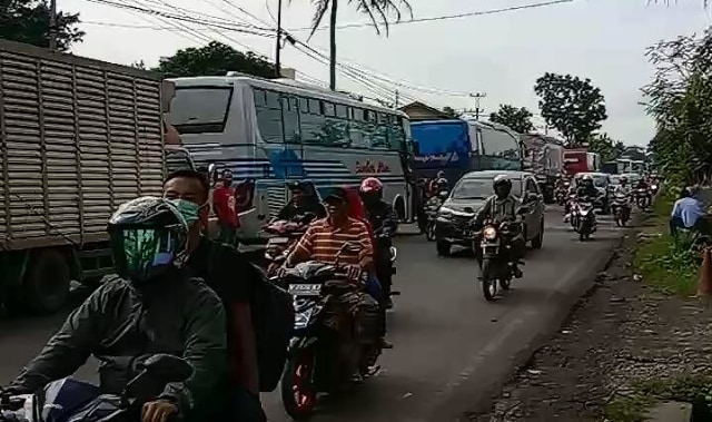 Kemacetan di Jalur Tegal-Purwokerto, tepatnya di Ruas Paguyangan, Kabupaten Brebes. 