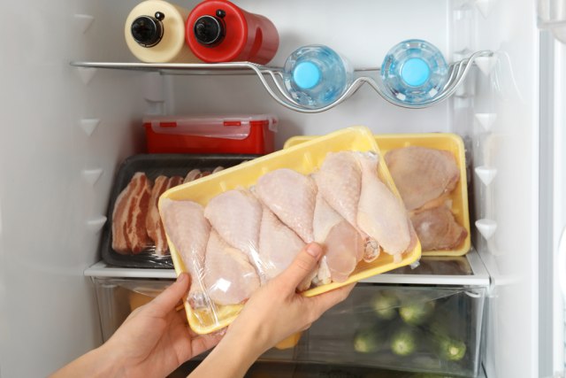 Ilustrasi daging ayam dalam kulkas. Foto: Shutterstock