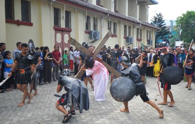 Aksi teatrikal peringatan Jumat Agung di halaman Gereja Hati Kudus, Banda Aceh. Foto: Rahmad 