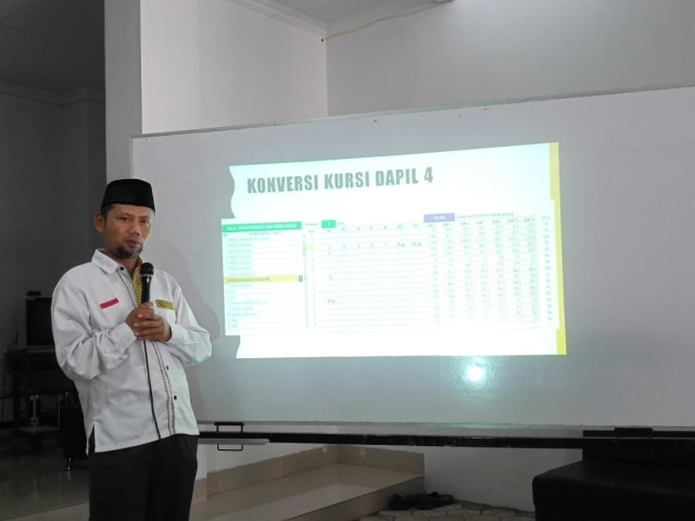 Ketua DPD PKS Kota Solo, Abdul Ghofar Ismail, saat menyampaikan hasil real count penghitugan suara Pemilu 2019 pada Jumat (19/4/2019) kemarin. (Agung Santoso)