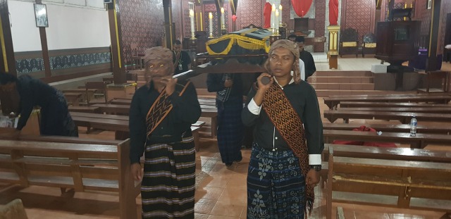 Salib Senhor yang diusung para pengusung dalam prosesi Logu Senhor di Gereja Santo Ignatius Loyola, Sikka.Foto oleh : Mario WP Sina, florespedia/kumparan.con