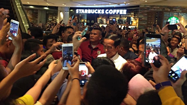 Pengunjung mall Grand Indonesia menyambut kedatangan Presiden Joko Widodo. Foto: Andesta Herli Wijaya/kumparan