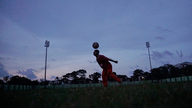 Pemain Persija Barat FC saat melakukan sesi latihan di Stadion Cendrawasih. Foto: Jamal Ramadhan/kumparan